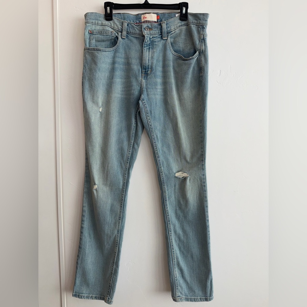 Freeworld Westport Wash Buckle Men’s Light Wash Distressed Stretch Jeans 36